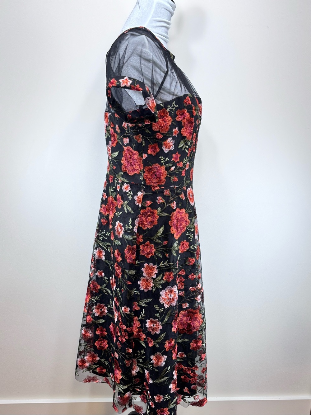 Maggie London Floral Mesh Overlay Short Sleeve Midi Dress in Black/ Red size 12 - Picture 4 of 10